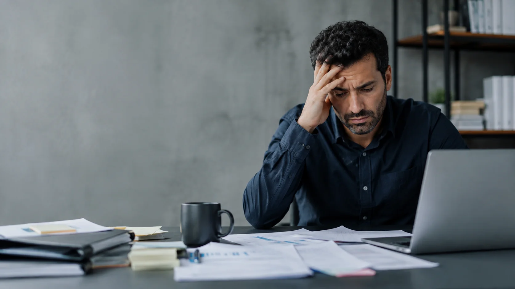 Hombre preocupado por problemas de trabajo y bloqueos profesionales